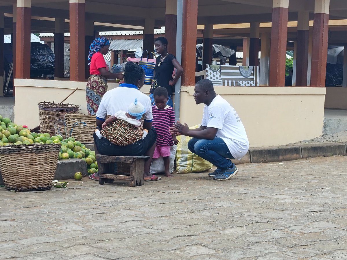 KovoguiJoseph1's tweet photo. #Lome La promotion de la #vaccination se fait sur le terrain au contact des #familles. La #SAV "#SemaineAfricainedevaccination" a connu la participation de plusieurs acteurs pour parler de la vaccination et rattraper les enfants dans les ménages. Merci #MSHPAUSTogo et @OMSTogo https://t.co/vpoI2RLKdC