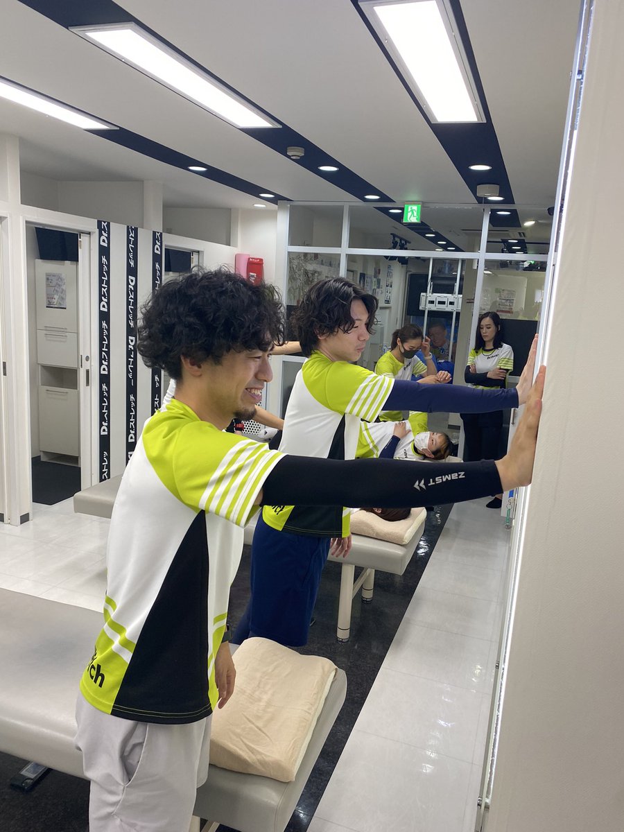 murayankyoto's tweet photo. 【GT金井店長練習会】

立つ位置、支え方、ポジションで自分も守れて、お客様の変化も変わる！！
少しの意識の仕方で体感が変わる練習会でした✨

#京都寺町通り
#イオンモール京都
#イオンモール京都五条
#イオンモール北大路
#騒がしい杉本店長 https://t.co/E4EY7q9zhK