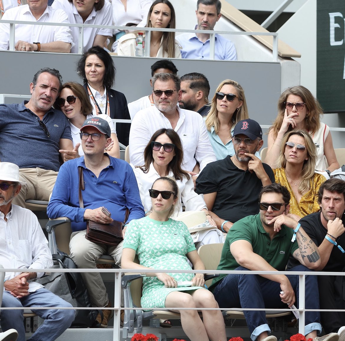 Une tribune d’acteurs et d’actrices français à #rolandgarros qui portent tous du Lacoste.
Passion tennis avec un petit chèque 😉