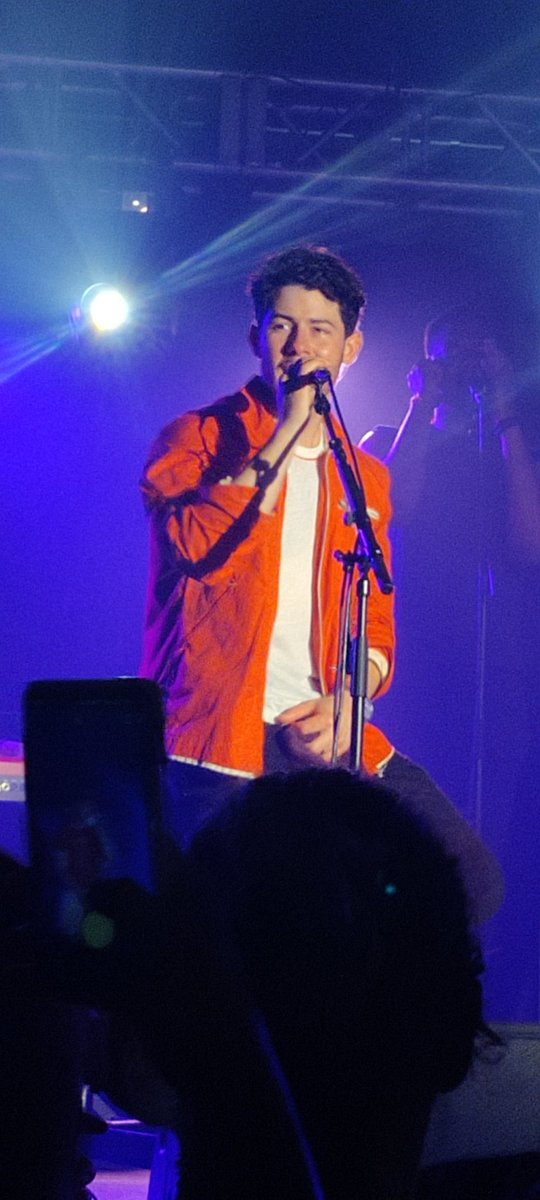 Jilly_Ren's tweet photo. I got some of the coolest pics at @jonasbrothers acoustic performance today! Can't actually believe it! https://t.co/SzF9qfaMg3