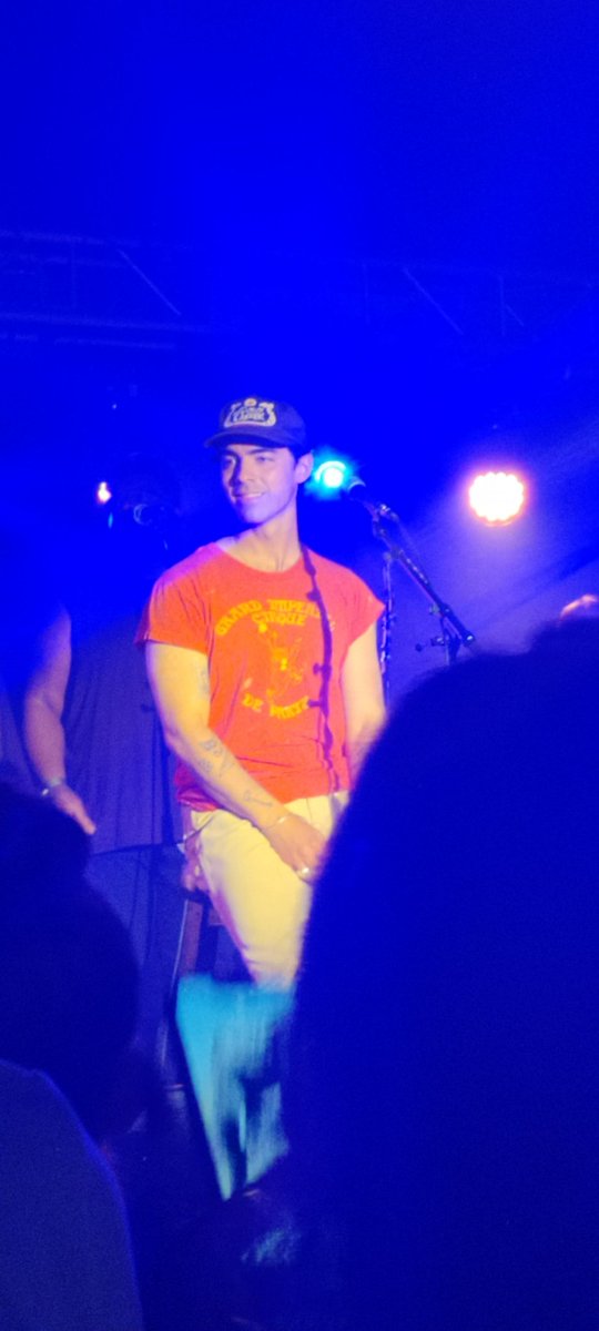 Jilly_Ren's tweet photo. I got some of the coolest pics at @jonasbrothers acoustic performance today! Can't actually believe it! https://t.co/SzF9qfaMg3