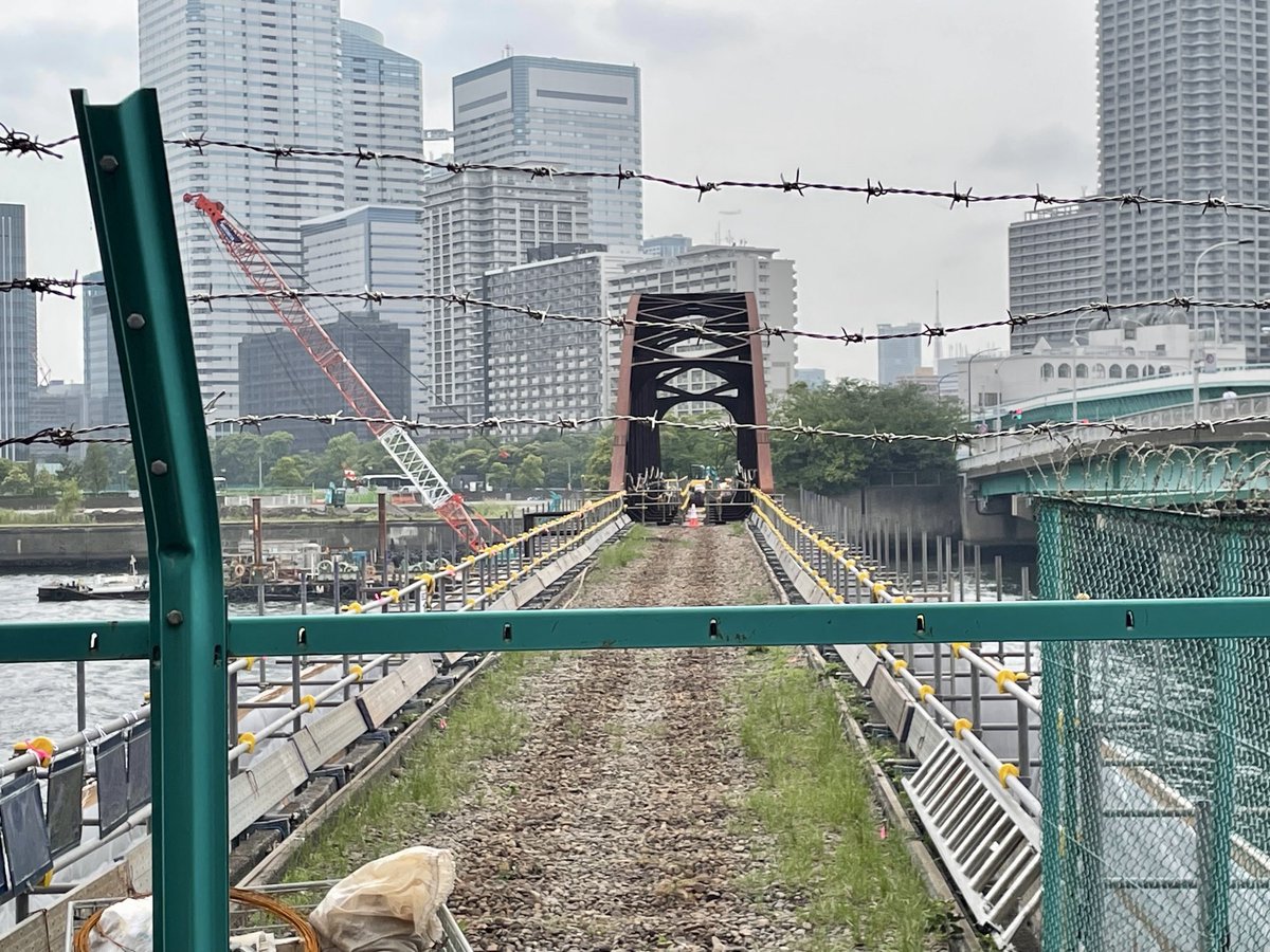 晴海橋の橋脚補強は終わり、橋の上の整備が始まってます。線路が取り払われてました

工事が進むのはうれしいけど、レールがなくなるのは寂しい…