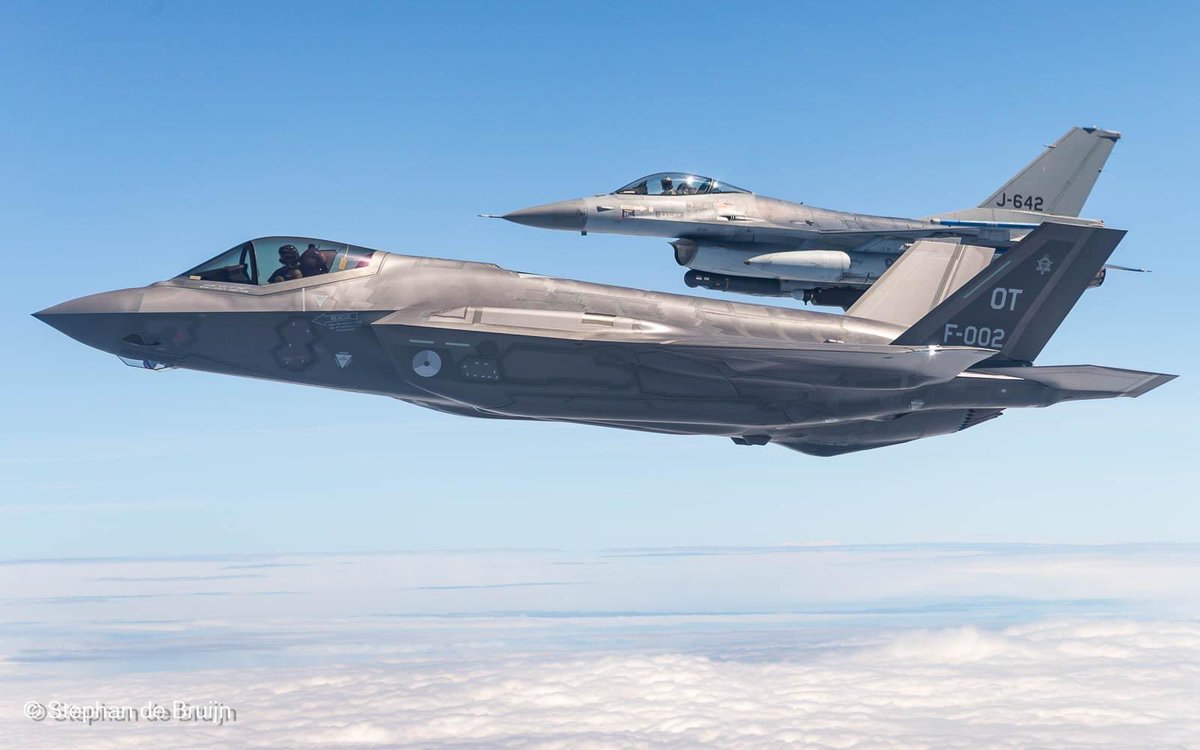 F-35 flying alongside an F-16 
#F35 #F16 #stealth #fighterjet #aviation #aviationdaily #Military #USAF #Navy #AirForce #aircraft #flying