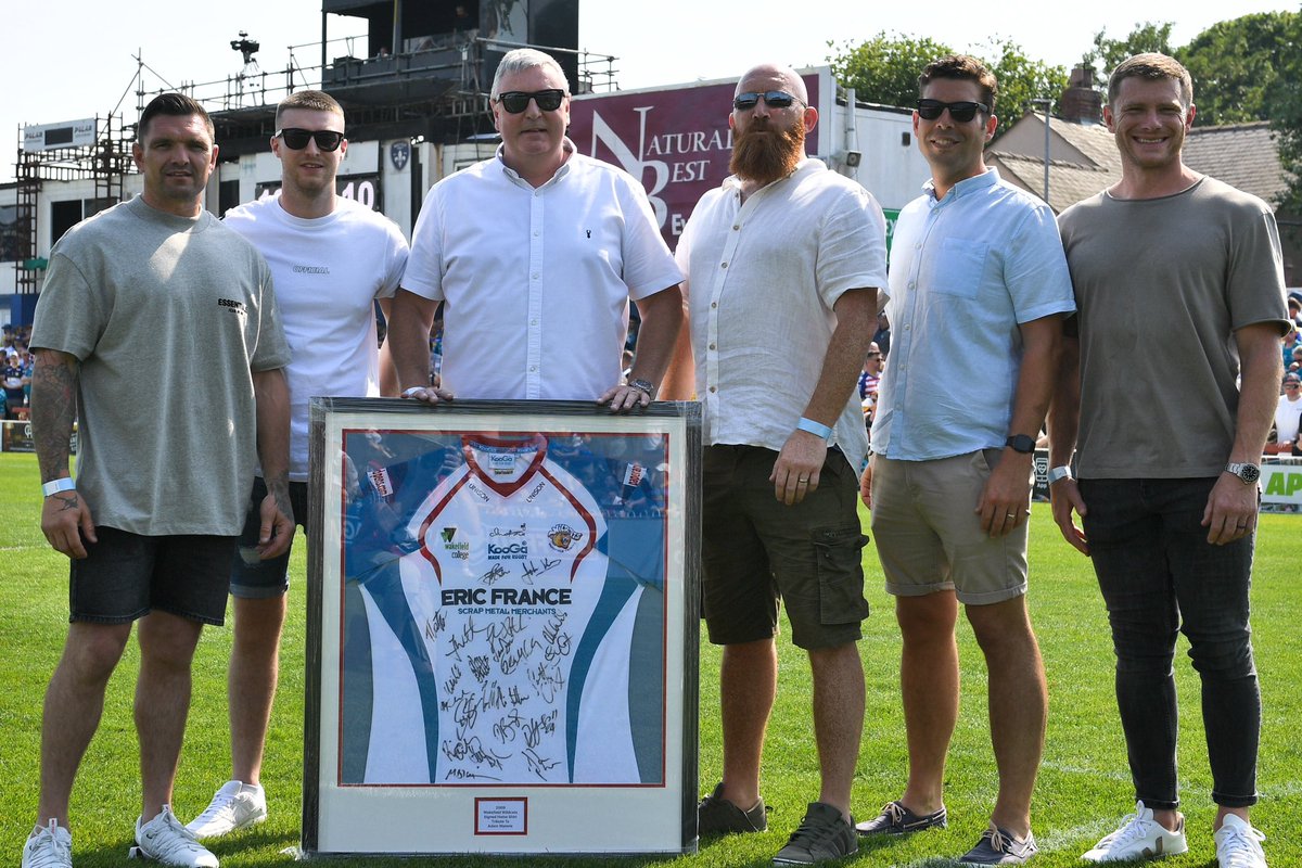 WTComFoundation's tweet photo. Congratulations, Mark 🥳

We are delighted to present Mark Downing &amp; his family with the 2009 signed Wakefield Trinity Home Shirt we raffled off with the @YorkshireBroker! 👕

Thanks to everyone who took part 🎟️ https://t.co/932DUW8Aj0