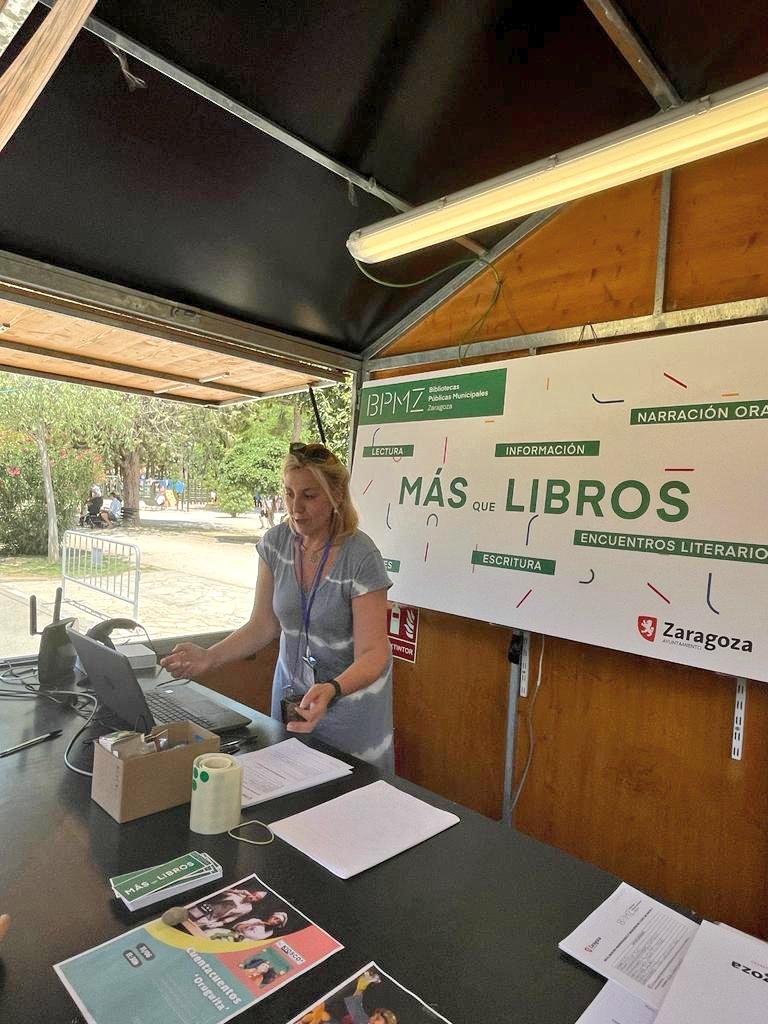 BIB_Cubit's tweet photo. Qué intensa mañana de domingo, a la sombra de la caseta 62 de la @flibrozaragoza en el #ParqueGrande de #Zaragoza,  informando a los paseantes sobre la oferta de servicio de las @ZGZBibliotecas 

¡Muchas ganas de leer! 📚
#BPMZ
#ZaragozaLee https://t.co/W9GdAyp7B7