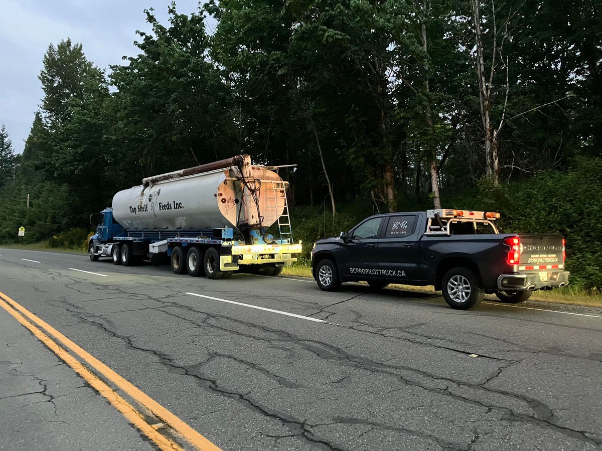 First piloted convoy for commercial vehicles left #LakeCowichan this morning at 5 am. 👍  
Detour for #BCHwy4 remains in place but only essential travel is advised at this time. bit.ly/42BOLB0 
#BCTrks #BCWildfire #Tofino #PortAlberni