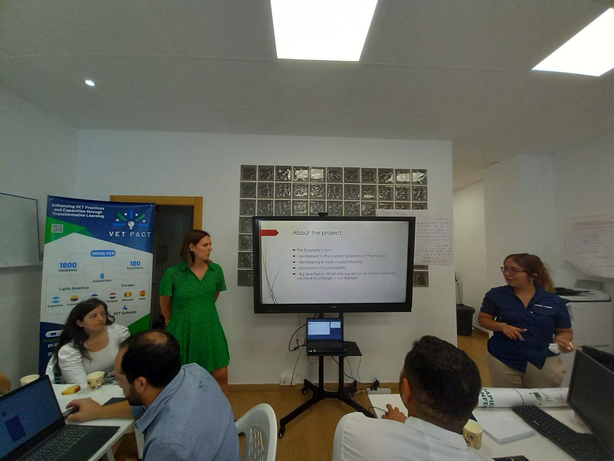 AnnalisaCarus10's tweet photo. #VETPACT 1/3 Best practices🔝Time: first round, the Romanian and Hungarian team they present their #bp on #environmental topics https://t.co/pen4tEuz6r