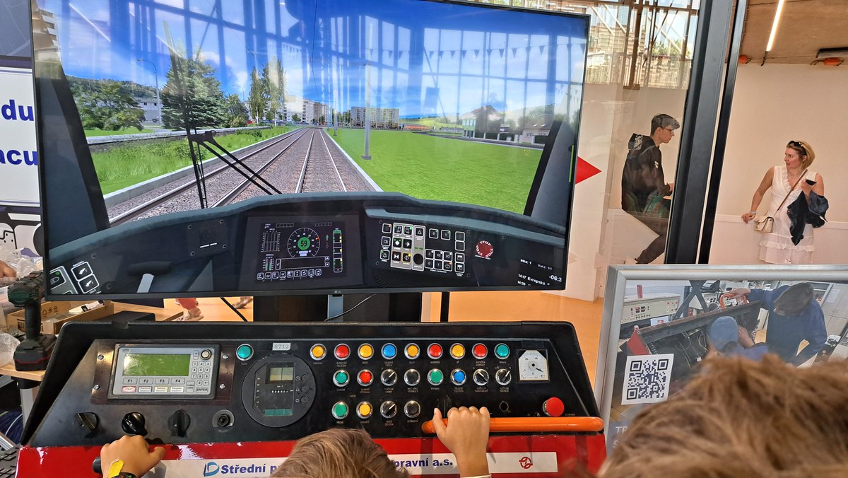 Z doprovodných zážitků letošního Maker Faire: bylo možné si zařídit tramvaj nebo potkat mistra 3D tisku :-) #Prusa3D #makerfaire