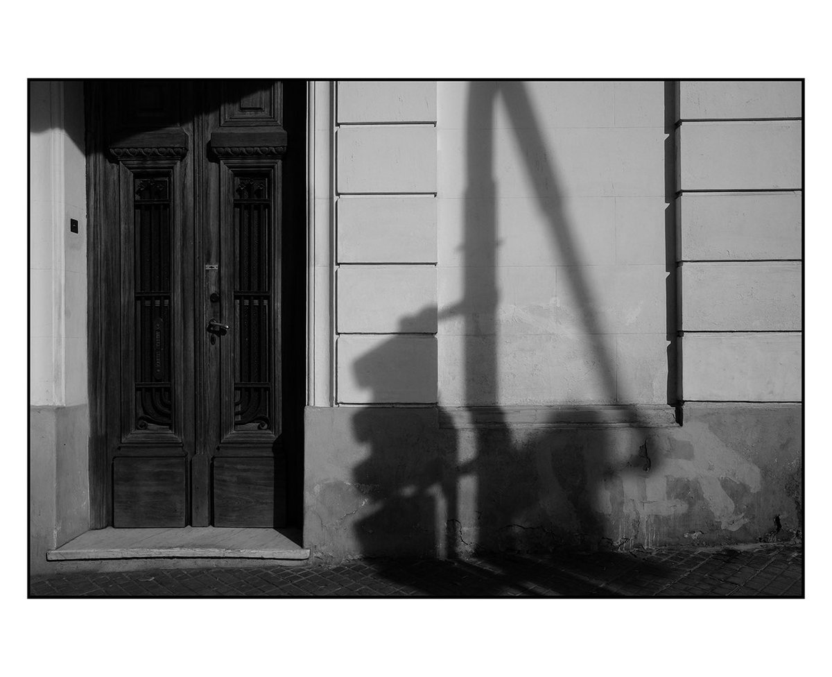 GM photolovers!! 📷🫶

| Sun & shadows XIV |

#FujiRecipe #Xtrans #NewRecipe #SOOC #Monochrome #Fujifilm #Fujimonochrome #straightoutofcamera  #streetblackandwhite   #blackandawhitephotography #blancoynegro #outdoors #Fujix70 #Architecture #buenosaires #argentina #shadows