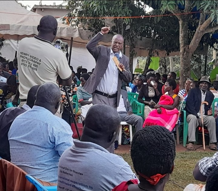 #VoiceofKamwengeNews
Burahya County legislator Steven Kagwera has asked parents to give financial support to schools for better results from their children. Kagwera says parents need to pay extra fees in addition to government money to support the wellbeing of teachers.