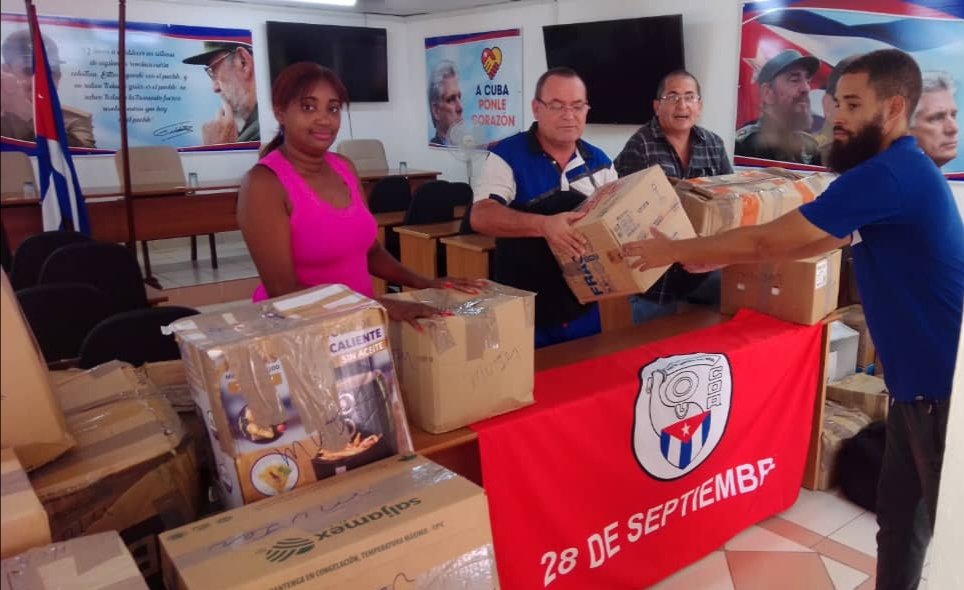 GHNordelo5's tweet photo. ¡Este es un pueblo grande! Comienzan a llegar a las sedes de los #CDRCuba donaciones para nuestros hermanos de las provincias afectadas por las lluvias. #FuerzaCuba #Cuba #SomosDelBarrio https://t.co/qHTRdLtZlQ