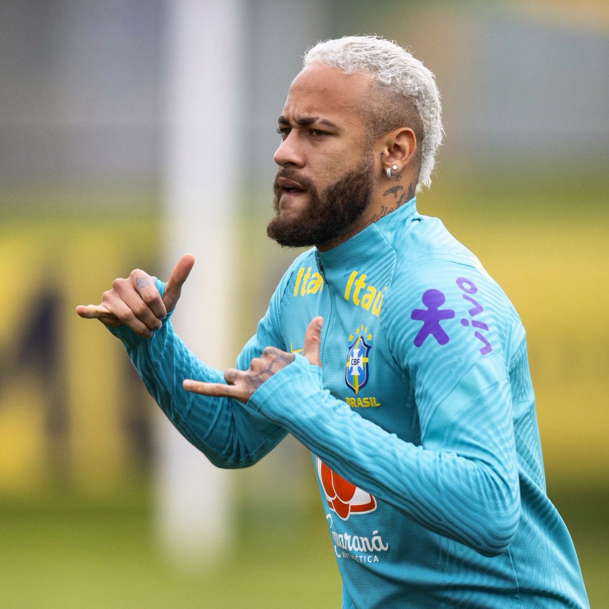 futebol_info's tweet photo. ⚠️ Emissários da Arábia Saudita estão desde sexta-feira em Paris para saber o interesse de Neymar em jogar no país. Al Hilal seria o clube interessado.

De acordo com informações da @CBSSportsGolazo, o PSG estaria disposto a negociar o jogador, e Neymar aceitaria assinar por um contrato parecido com o de Cristiano Ronaldo com o Al Nassr.

🗞 @JacobsBen
📸 Lucas Figueiredo/CBF