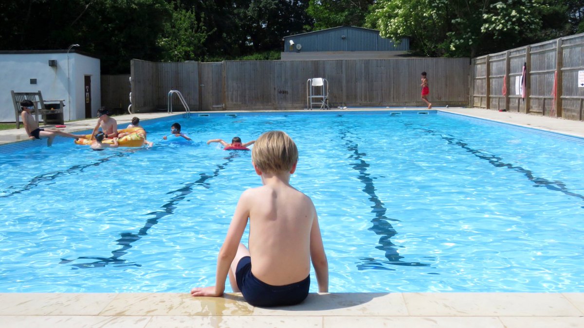 SFSOxford's tweet image. Cooling off in the outdoor pool! #SummerSunday #ILoveBoarding #BoardingWeekend