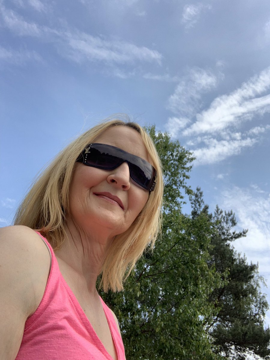 dizzywizzy's tweet image. Have been loving the sunshine and walks. Today a bit to hot for my furbaby.