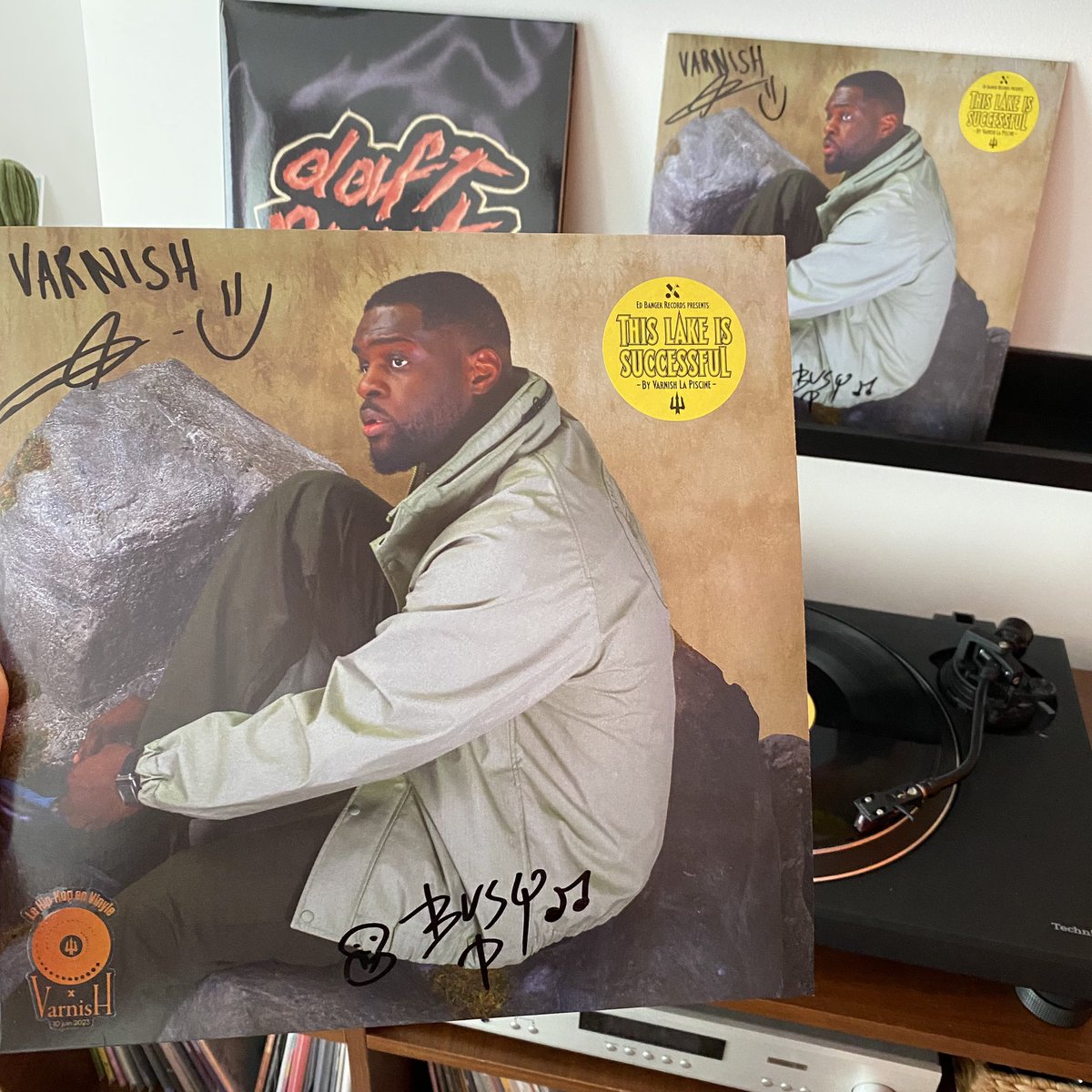 eskemusique's tweet photo. CONCOURS : Gagne un vinyle de « CE LAC À DU SUCCÈS » 🔱

✍️ Dédicacé par VARNISH LA PISCINE et PEDRO WINTER + Sticker Exclusif de l’évènement 

🚨 Règles : Follow + commente ta chanson préférée du projet

📀 Un 2ème Vinyle à gagner sur insta : https://t.co/XlOd6pGFrU https://t.co/JjKkf3mVdE