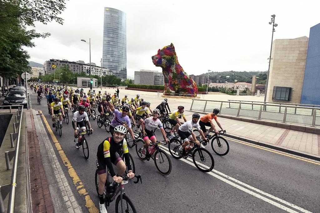 letapebilbao's tweet photo. 2⃣0⃣0⃣0⃣ txirrindulari inguruk gozatu dute @LeTour eko lehenengo etapaz gaur Bizkaiko errepideetatik barna.

🚵Casi 2.000 ciclistas han tenido el privilegio de hacer #letapebilbao por las rutas que acogerán la primera etapa de la Grande Boucle.
#TDF2023 #ongieTOURri https://t.co/43xbEMF7sv
