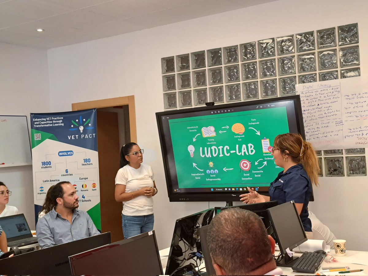 AnnalisaCarus10's tweet photo. #VETPACT 2/3 Best practices🔝 Second round, the #socialinnovation process explained by @Jovesolides_Col and Argentina's team presenting a programme that provides eyeglasses to low-income patients https://t.co/4CjP2lY5vu