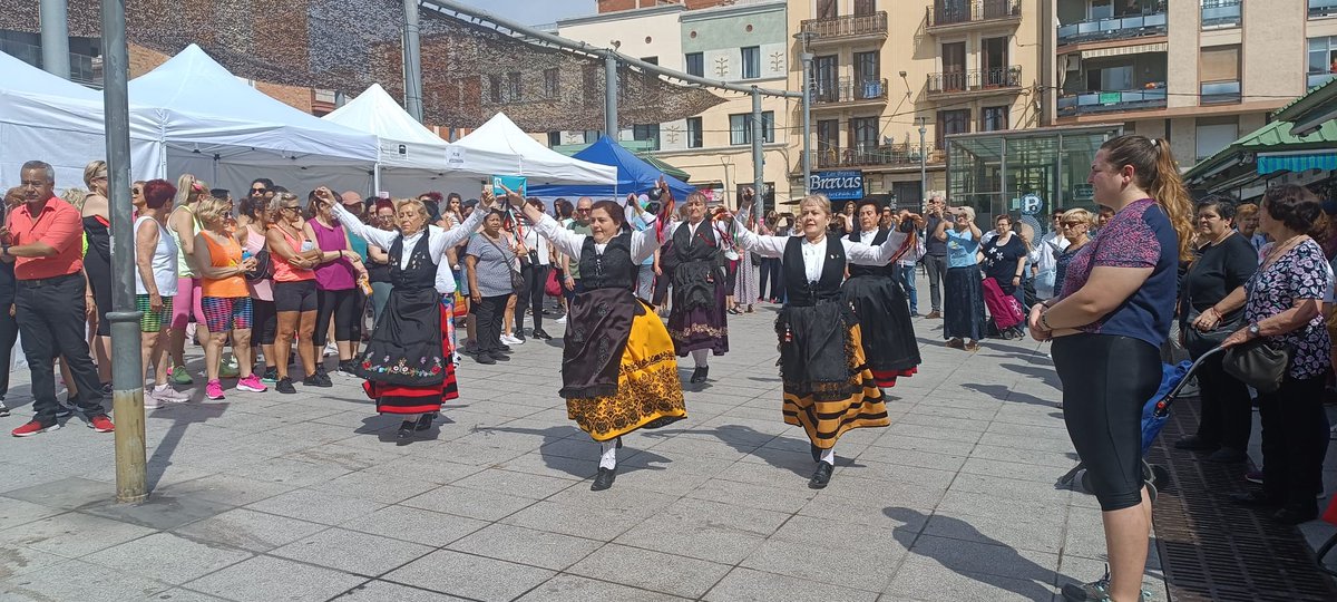 casteleonesLh's tweet photo. Grupo el Encinar en las fiestas de Collblanc https://t.co/VNZxf2L7TF