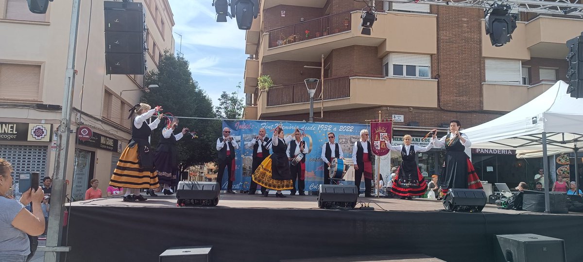casteleonesLh's tweet photo. Grupo el Encinar en las fiestas de Collblanc https://t.co/VNZxf2L7TF