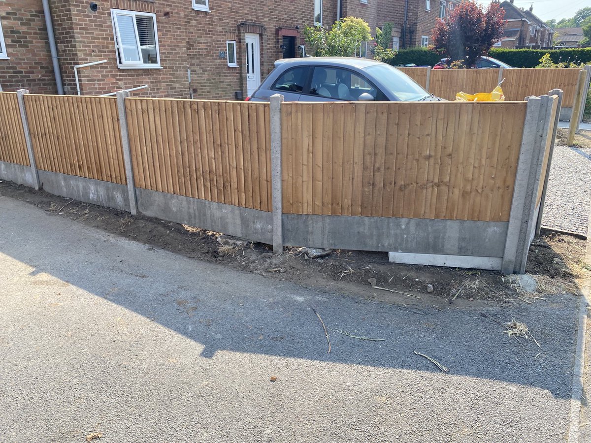 Fence in this side, just need some 6inch gravel boards under these 2 to finish off