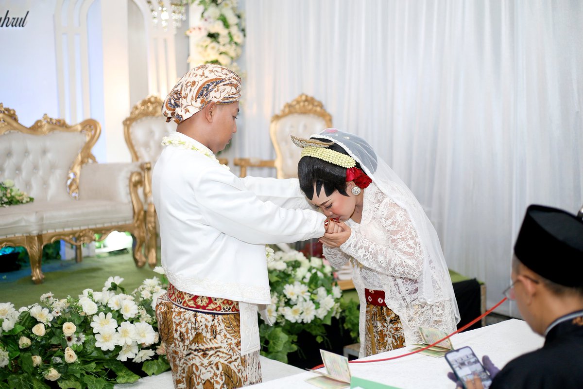 widhiehp's tweet photo. Akhirnya w jadi bini orang 🥺 https://t.co/vQQ7cJNsQG