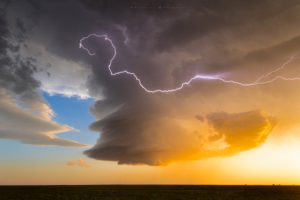 MikeOlbinski's tweet photo. This stunning supercell yesterday southwest of Dalhart, TX had such little rain, we could sit here just on the northeast side of it with a clear view into the vault. Sunset colors were amazing! What a lovely surprise. #txwx @canonusa https://t.co/xESpLYMggP