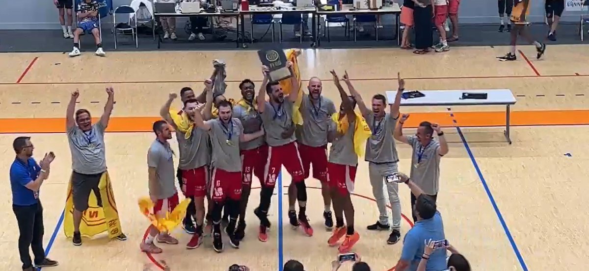 Be_BasketFr's tweet image. 🏆 Lons-le-Saunier sacré champion de France #NM2 après sa victoire contre Avignon en finale ! 

❓Mais l'avenir de l'ALL Jura est en suspens : le club ne montera pas en NM1 et pourrait même rétrogradé en Nationale 3 pour raisons financières ! 

🗞️ bebasket.fr/sacree-champio…