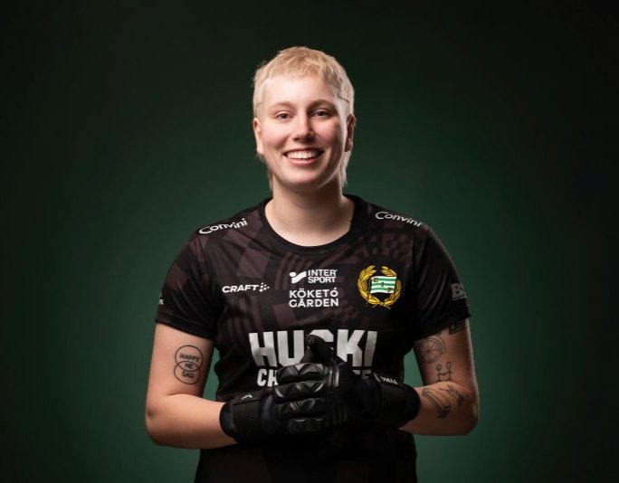 vasterbronnasta's tweet photo. Måste bara säga hur mycket jag ÄLSKAR Moa Edrud. 23 bast och har inte fått lira en sekund än men drar ändå igång Tamminen-ramsan vid varje givet tillfälle. Ligans snyggaste frisyr och avbröt sin uppvärmning idag för att samla godis till bollservice-tjejerna. Dröm-människa asså. https://t.co/c52gWsTi0R