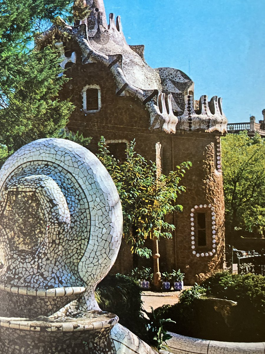 Il Parco Güell è del 1900 1914 nato sotto incarico del conte Güell a Gaudí 
Il fiabesco ,gli elementi onirici si sublimano nelle creazioni di assemblaggi policromi dette “cattedrale dei cocci”il futuro collage.
#TraIGiardini 
#CasaLettori