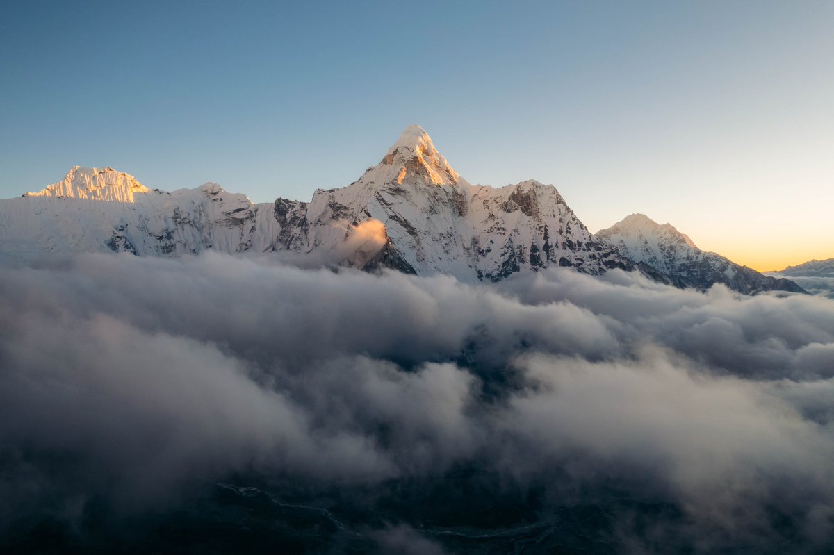 Above the clouds to see Ama Dablam