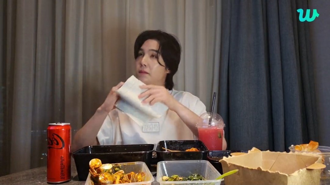 #SUGA: ผมชอบแตงโมปั่นมากเลยครับ เคยลองกินแตงโมปั่นเป็นครั้งแรกตอนมาไทยครั้งแรกเมื่อ 10 ปีที่แล้ว ลองกินแล้วช็อกสุด ๆ เลยครับ ว่ามันอร่อยขนาดนี้เลย ตอนมาไทยเมื่อ 10 ปีที่แล้วก็ได้ลองกินข้าวเหนียวมะม่วงเป็นครั้งแรกด้วยครับ อร่อยมากเลย ผมมันหนุ่มบ้านนอกจากแทกู