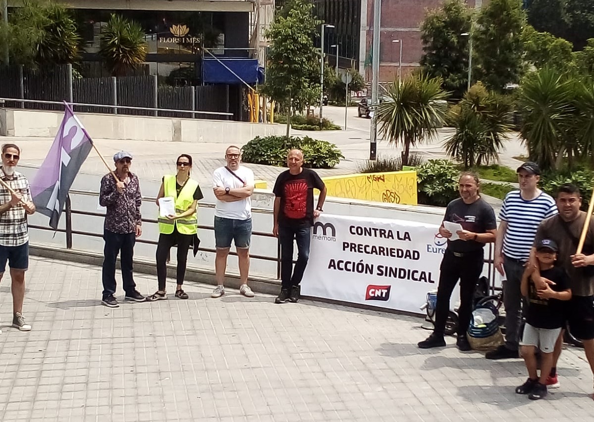 Sindical 📢 Continúan las acciones contra la multinacional de la precariedad y la explotación laboral #Eurest <a href="/CompassGroupES/">Compass Group España</a>, empresa de servicios de #Hosteleria, por parte de #CNT.   

Acciones que se están llevando a cabo en los Tanatorios <a href="/GrupoMemora/">Mémora & Fundación Mémora</a> de #Barcelona.

⬇️