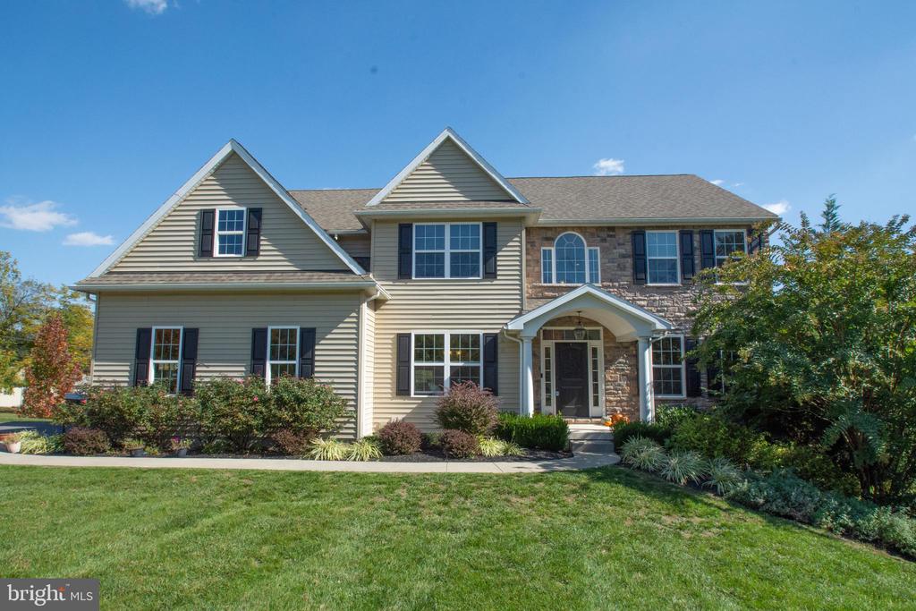 Charming 4 BD/ 5 BA in Exton has a lot to offer. Call/text/DM me for info.  cpix.me/l/171431875