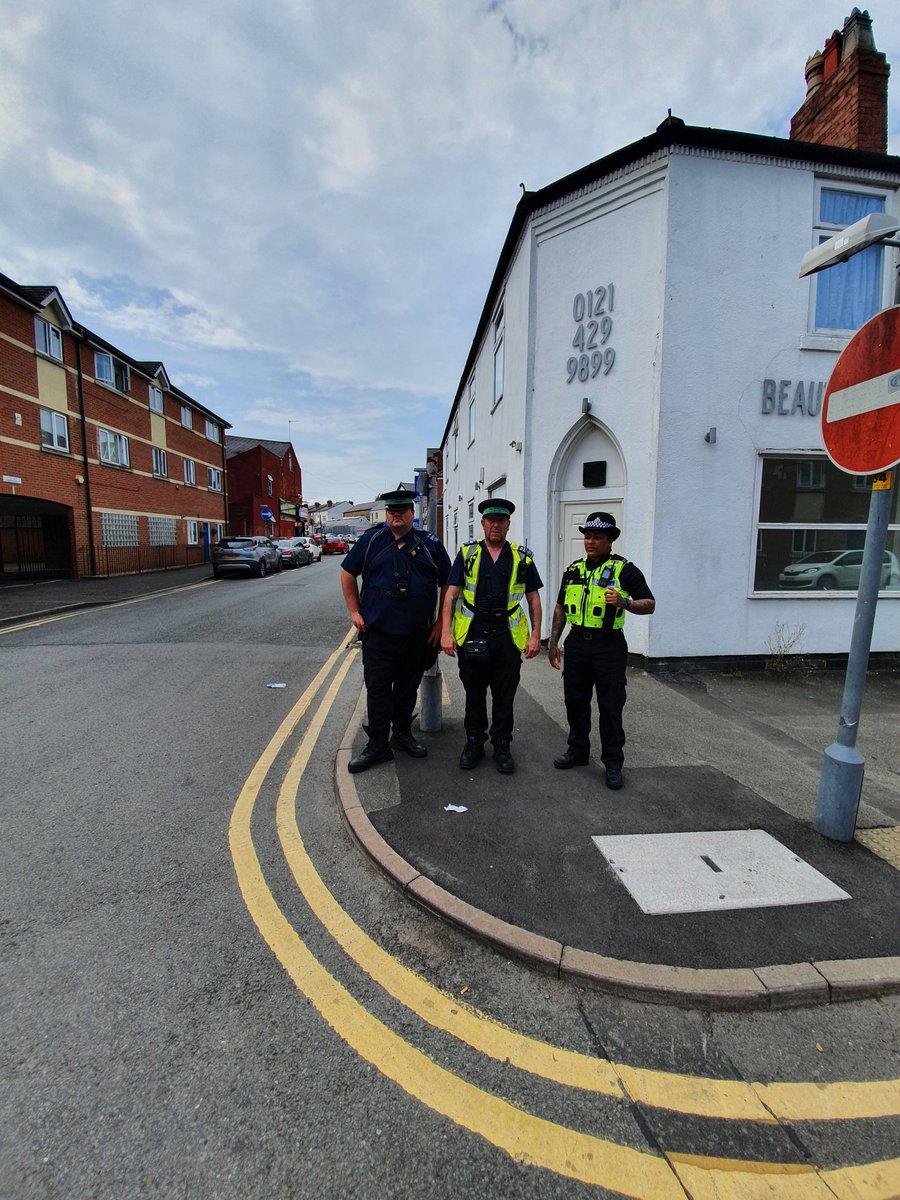 Today we have been out on patrol in Bearwood Partnership Operation with @sandwellcouncil parking wardens along Poplar Rd, Drayton Rd and Anderson Rd @SandwellPolice @Sandwellroads #neighbourhoodpolicing @cllrbpiper @NickyCllr @Jen_Hemingway @BearwoodNHW @streetwatch