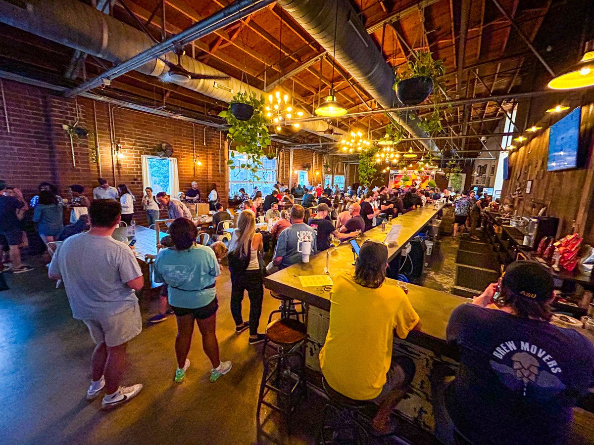 DivineBarrelCLT's tweet photo. Big week coming up at #DBB! Check out everything coming your way, and be sure not to miss out on any of the unusually lovely fun!
•
🍔 Sun (6/11): $5 wine pours & small batch pints, #Mecklenburgers lunch 1-6p
•
💡 Mon (6/12): $10 flights, #BCooks dinner, trivia 7p https://t.co/mfD8QbMuKh