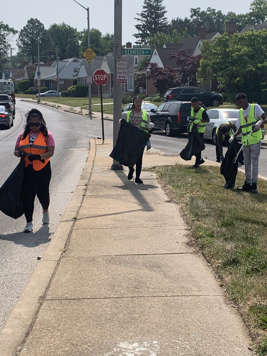 Stinnett_41st's tweet photo. Baltimore Clean Streets….

The BCS student-workers are back out doing our part to maintain a cleaner and healthier community. 

#BaltimoreCleanStreets #WeAreBaltimore #BmoreUnited https://t.co/mgA7wWgsqB