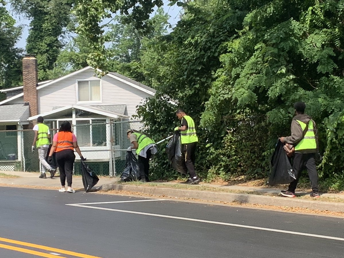 Stinnett_41st's tweet photo. Baltimore Clean Streets….

The BCS student-workers are back out doing our part to maintain a cleaner and healthier community. 

#BaltimoreCleanStreets #WeAreBaltimore #BmoreUnited https://t.co/mgA7wWgsqB