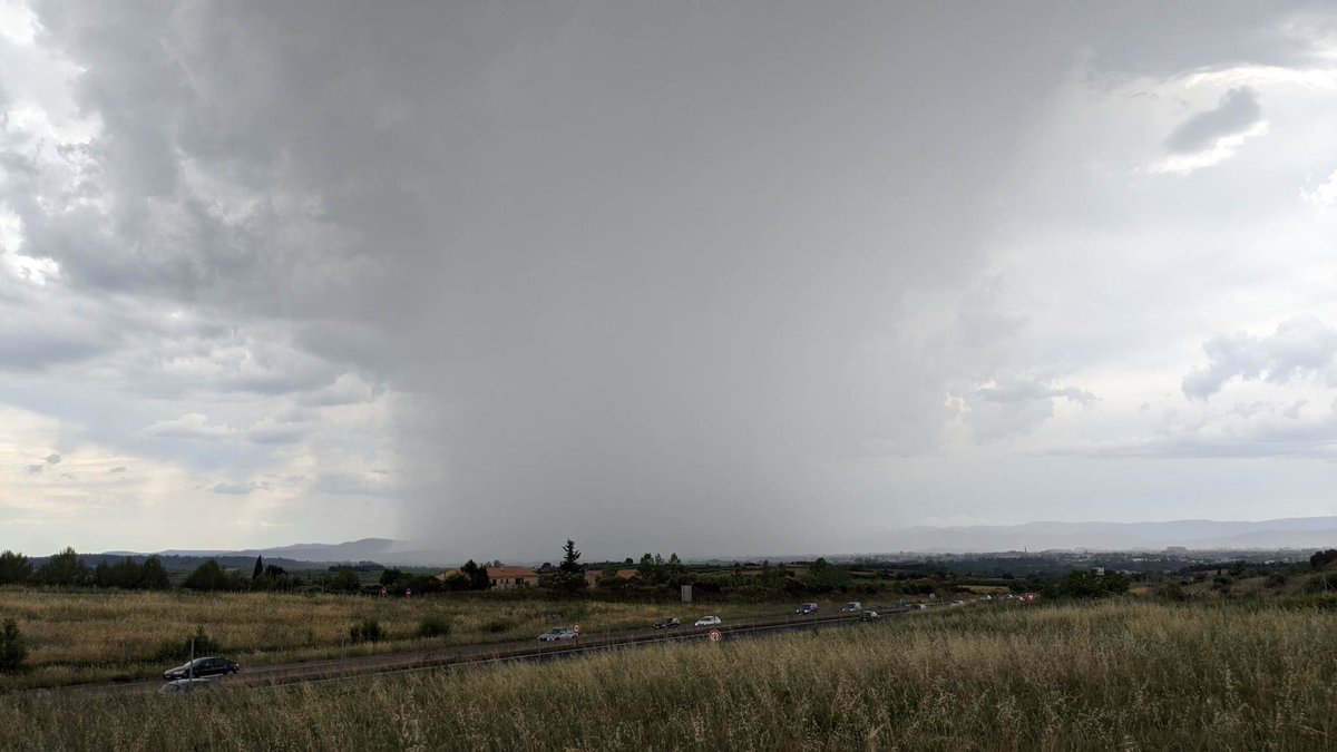 infoccitanie's tweet photo. ⛈️ DIRECT - #Orage de #grêle en cours à 18h00 du côté de Clermont-l’#Hérault. D’autres cellules circulent au sud de #Nîmes, vers #Garons. D’autres orages en cours sur l’Ardèche se dirigent vers le Nord du #Gard, dans les environs de la vallée de la #Cèze. L’activité orageuse se poursuit localement en soirée !⚡️ N’hésitez pas à poster vos infos, photos et vidéos ⤵️
📸 Frederic Ercolino pour @infoccitanie