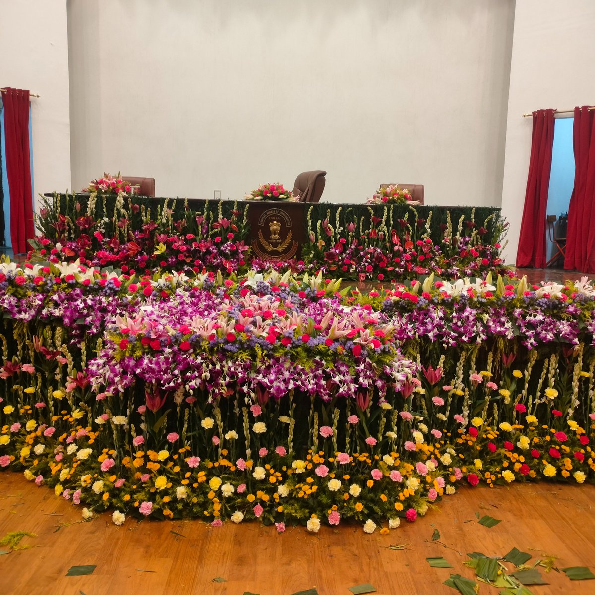 Ask_4_Brand's tweet photo. #Flowers_Decoration 
#Stage_decoration https://t.co/kUtjo9s66F