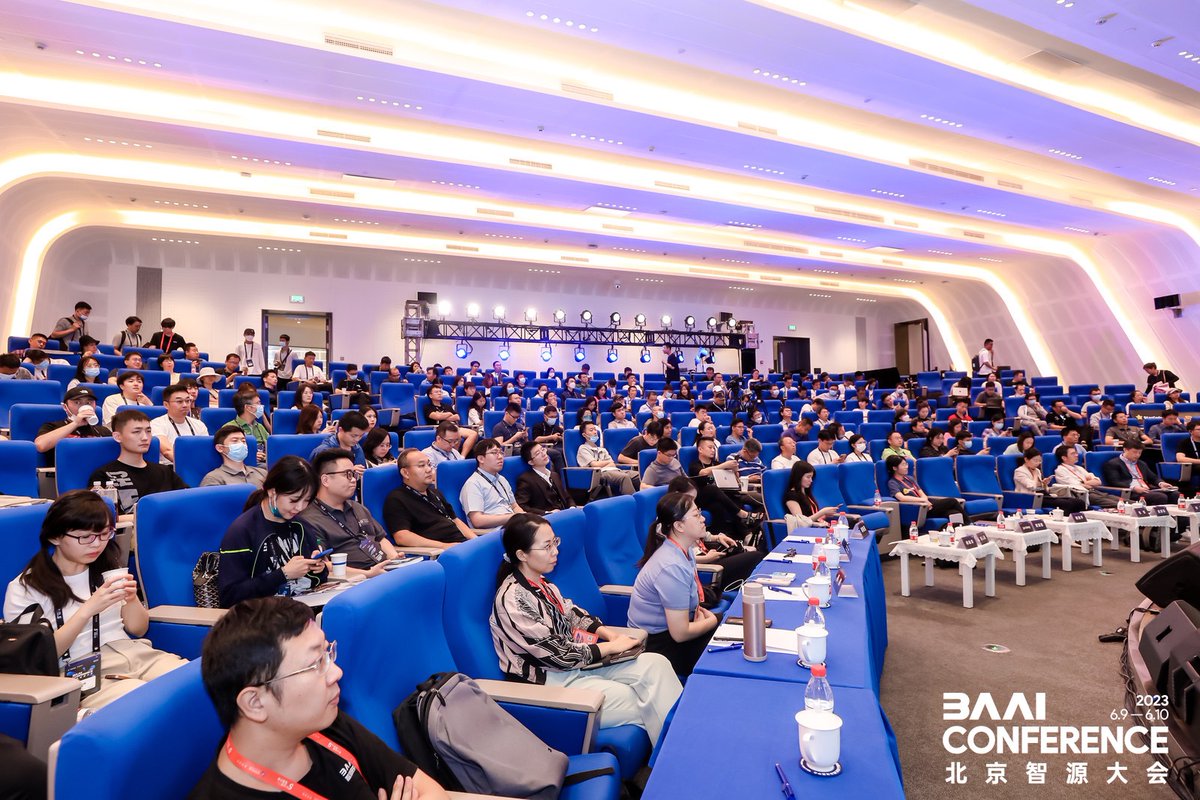 Xianbao_QIAN's tweet image. Incredible talk by @Jhuaplin at @BAAIBeijing Conference! Explained the amazing @huggingface ecosystem and our exciting progress in LLMs. #AI #Conference #BigCode