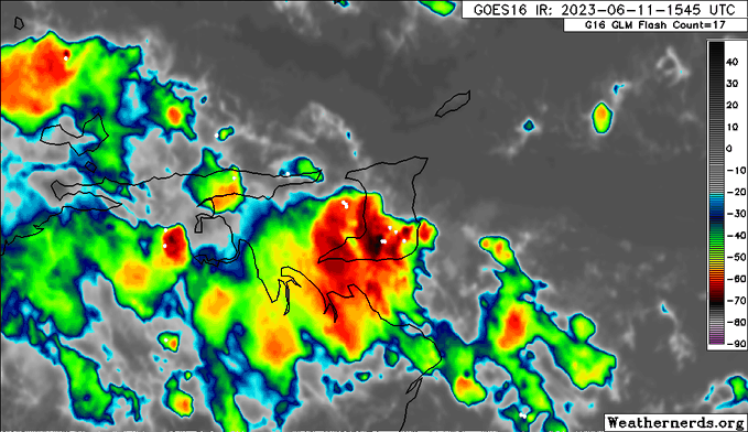 PCazador2021's tweet photo. #MaximaAlerta 🚨🌦️🌧️⛈️12:00 pm tormentas eléctricas se está moviendo a través del sur de Trinidad, con algunos chubascos/tormentas en desarrollo acercándose al este de Tobago y al sureste de Trinidad. Las inundaciones continúan en parte del sur y centro de Trinidad. https://t.co/SdiCrpyu4y