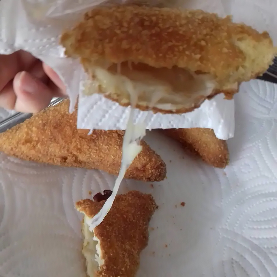 Taralluccivino's tweet photo. Deliziosa mozzarella in carrozza: una combinazione perfetta di croccantezza e cremosità che soddisferà i palati più esigenti! Scopri la ricetta e prepara questa prelibatezza oggi stesso! 😋🧀🚗 #MozzarellaInCarrozza #CucinaItaliana #DeliziaGolosa #Foodie https://t.co/nr4rP5jJhC