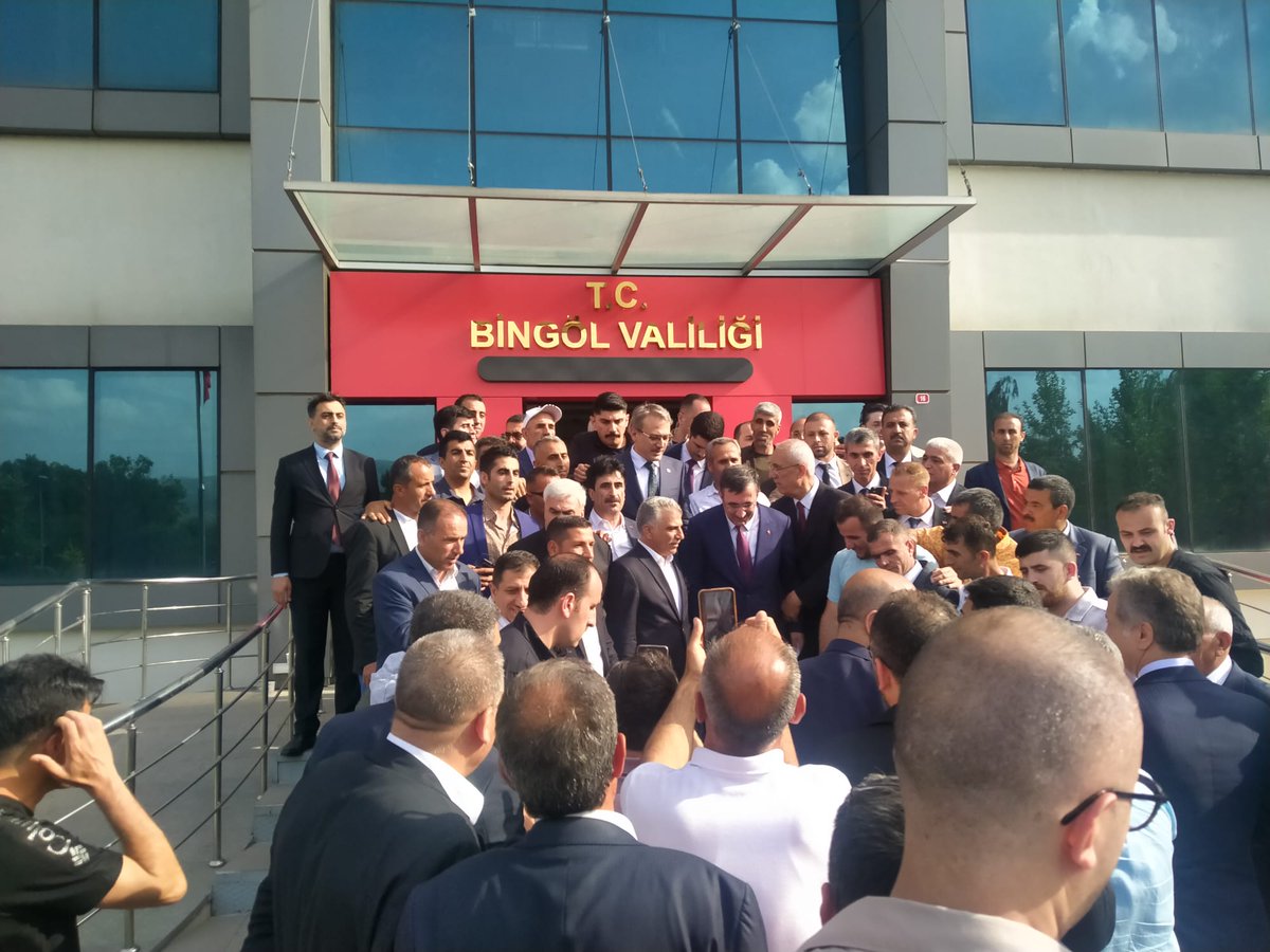 Sn.Cumhurbaşkan yrd.<a href="/_cevdetyilmaz/">Cevdet Yılmaz</a> 
Başkanımıza güvenlik korucularının özlük ve sosyal hakların verilmesi konusunda talep ve dosyamızı sözlü ve yazılı olarak sunduk kendileri konuyla alakalı olacaklarını ve bu konunun çözülmesi için gerekli adımların atılacağını ifade etti tşkler