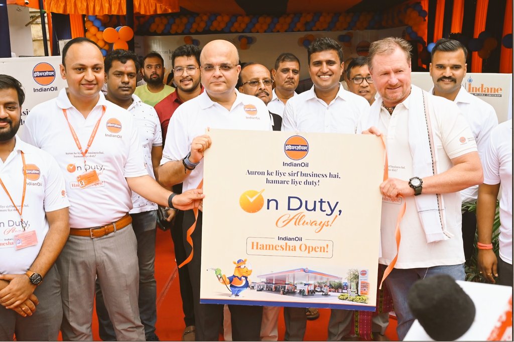 SilcharDO_IOCL's tweet photo. Indian Oil AOD State Office invited Mr. Lance Klusener, a former South African cricketer for the launch of Dependability Campaign, in the presence of  Shri  R K Shahab , GM I/C (Retail Sales), IOAOD SO, at M/s Navarun Petroleum, Agartala, Tripura. @DirMktg_iocl @ChairmanIOCL https://t.co/FMGBigThp2