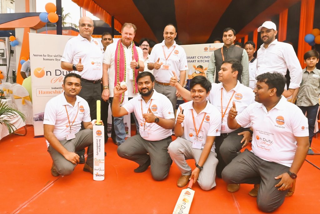 SilcharDO_IOCL's tweet photo. Indian Oil AOD State Office invited Mr. Lance Klusener, a former South African cricketer for the launch of Dependability Campaign, in the presence of  Shri  R K Shahab , GM I/C (Retail Sales), IOAOD SO, at M/s Navarun Petroleum, Agartala, Tripura. @DirMktg_iocl @ChairmanIOCL https://t.co/FMGBigThp2
