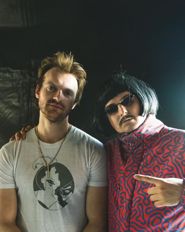 no fucking way what is finneas doing with that man 😭