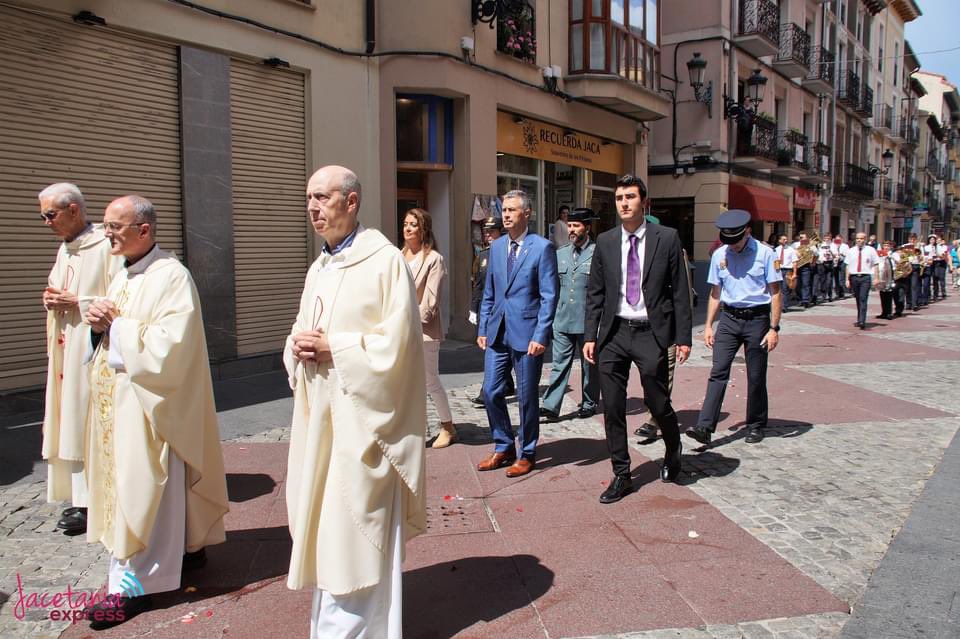 Populares_Jaca's tweet photo. 🔵 Santa Misa y Procesión del Corpus Crhisti con la asistencia y participación de @CSerranoP15 en representación del @ppopular 

🔷 Cumplir y respetar fielmente nuestras tradiciones es un objetivo fundamental https://t.co/wpdeAwSaK5