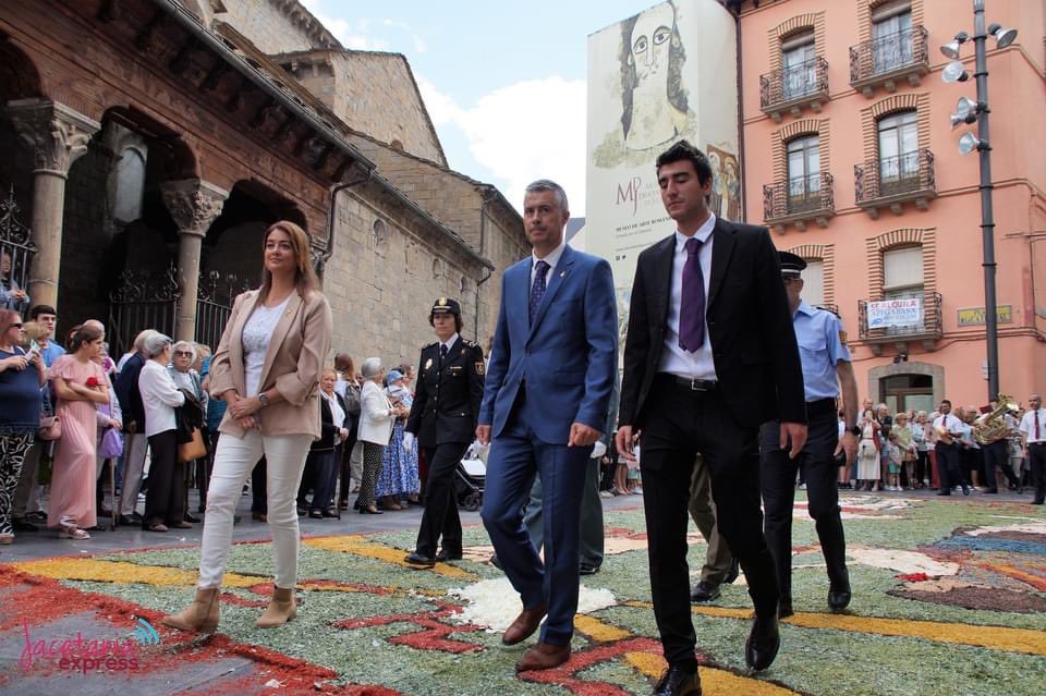 Populares_Jaca's tweet photo. 🔵 Santa Misa y Procesión del Corpus Crhisti con la asistencia y participación de @CSerranoP15 en representación del @ppopular 

🔷 Cumplir y respetar fielmente nuestras tradiciones es un objetivo fundamental https://t.co/wpdeAwSaK5