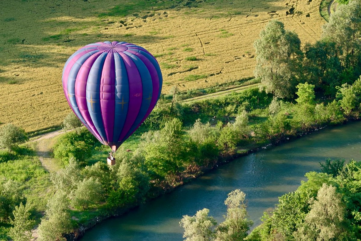 Il #volo in #mongolfiera è un'avventura sempre nuova, un viaggio meraviglioso a contatto con la natura sorprendente! Ecco un'immagine di oggi vicino a Mondovì scattata da Giovanni Aimo  in volo sopra la mongolfiera pilotata da Giuseppe Blangetti

#piemonte
#cielo #emozione