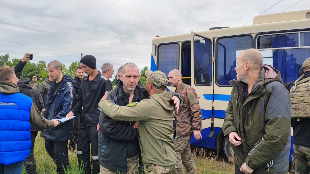 KyivIndependent's tweet photo. ⚡️95 Ukrainian prisoners of war returned home in latest exchange.

The POWs who returned to Ukraine on June 11 included defenders of Mariupol, prisoners from Chernobyl and Snake Island, and those captured by Russia around Bakhmut, presidential office head Andrii Yermak said. https://t.co/svWbYMpL3J